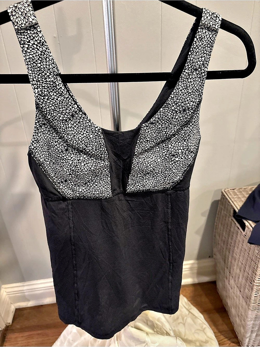 lululemon Black & White Floral flowy tank size 4
